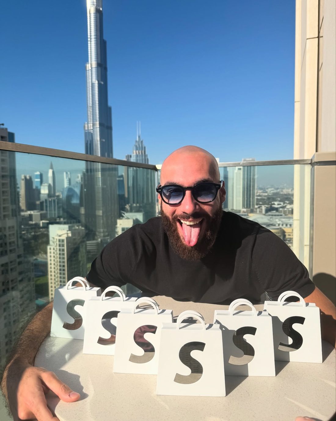 Ryan Kash à Dubaï avec ses trophées Shopify